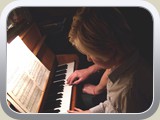 Spelar piano hos g-mormor 091219